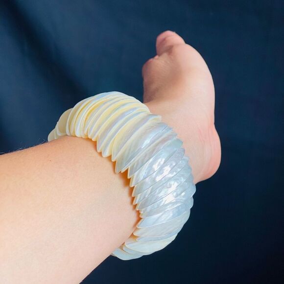 EUC Large Mother of Pearl Ivory Seashell Stretchy Bracelet - Picture 1 of 4